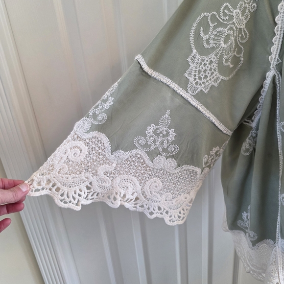 Democracy Sage Green Embroidered Peasant Top White Lace Boho Blouse - 1X EUC - Picture 6 of 12